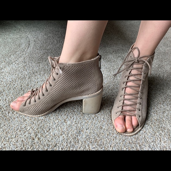 Shoes - Picture 4 of 7